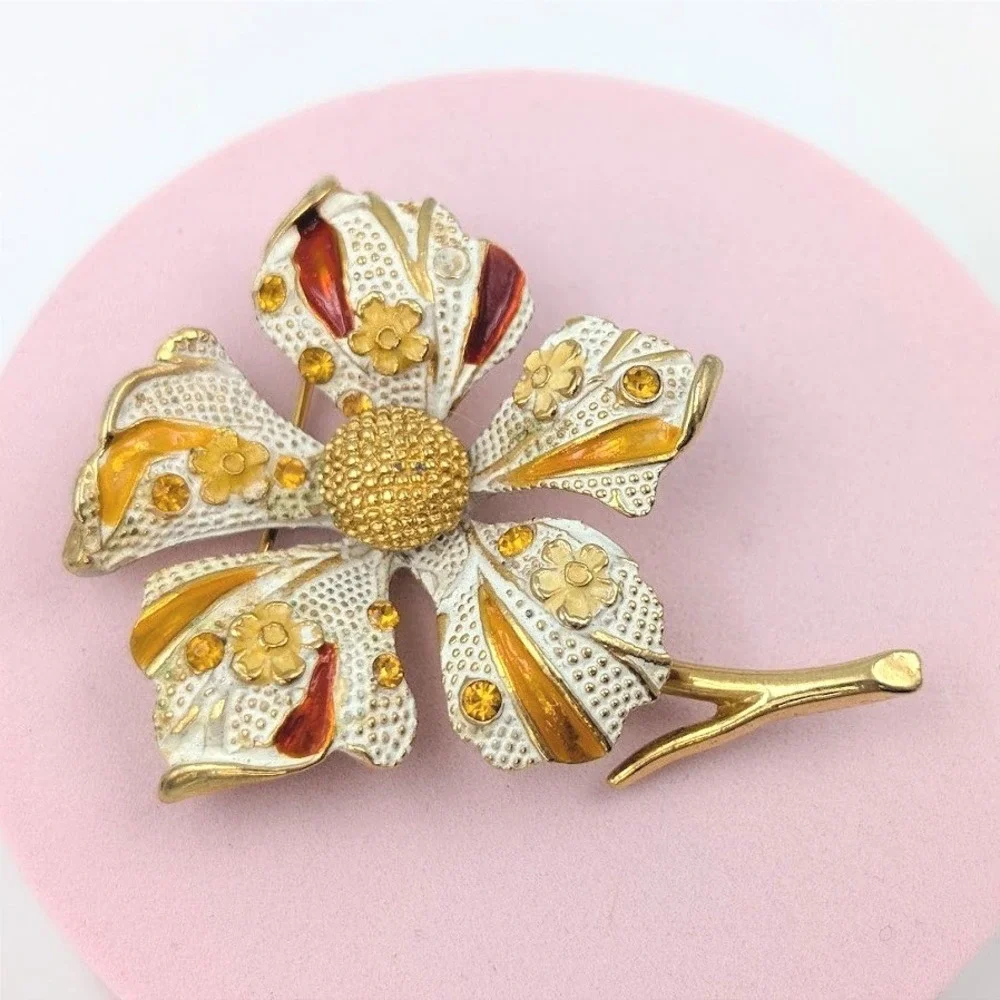 Vintage BSK White Enamel Flower Brooch Gold‎ Tone Yellow Rhinestone Botanical